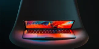 Vysvětlení používání dvou obrazovek na notebooku