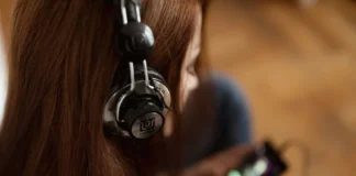 Jaký je rozdíl mezi náhlavní soupravou a sluchátky