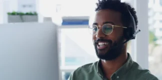 Jaký je rozdíl mezi monofonními a binaurálními sluchátky?