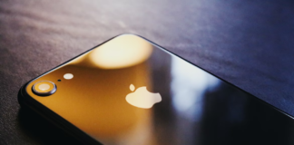 Vysvětlení, jak povolit automatické psaní velkých písmen na iPhonu